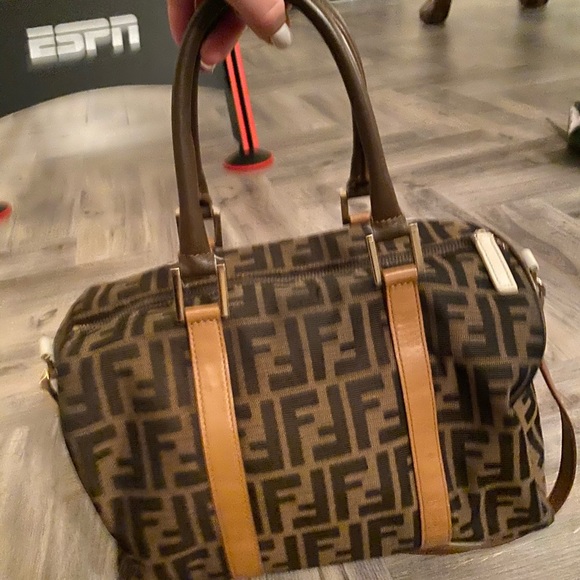 Fendi bag in great shape 💯 auth - Picture 2 of 6